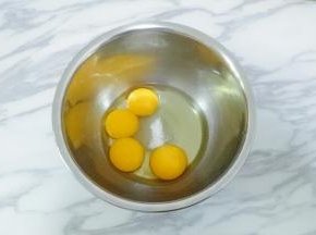 先放一半糖打发