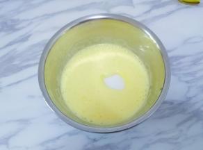 打发至鸡蛋液颜色变浅有些浓稠时加入剩余的白砂糖