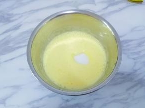 打发至鸡蛋液颜色变浅有些浓稠时加入剩余的白砂糖