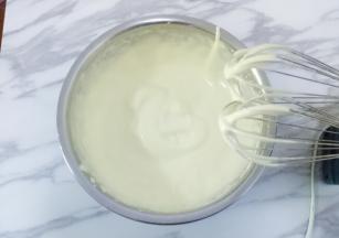 打发至颜色变浅，体积膨大且浓稠的状态，提起打蛋器面糊不容易低落，低落的纹路不容易消失