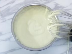 打发至颜色变浅，体积膨大且浓稠的状态，提起打蛋器面糊不容易低落，低落的纹路不容易消失