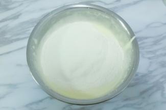 筛入低筋面粉，用刮刀上下翻拌均匀只无干粉，手法要轻快