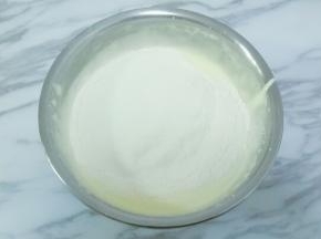 筛入低筋面粉，用刮刀上下翻拌均匀只无干粉，手法要轻快