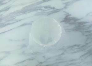 准备一个大口杯子，两裱花袋套在杯子上