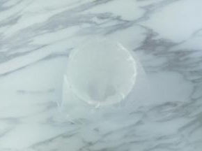 准备一个大口杯子，两裱花袋套在杯子上