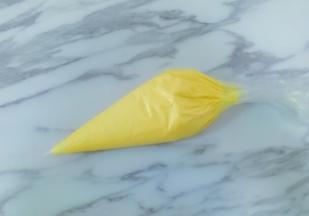 将翻拌好的饼干糊装入裱花袋中，用剪刀将裱花袋剪个圆口