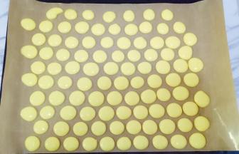 将面糊挤在烤盘上，大约为2厘米的圆