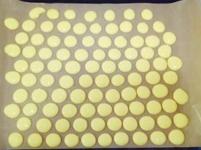 将面糊挤在烤盘上，大约为2厘米的圆