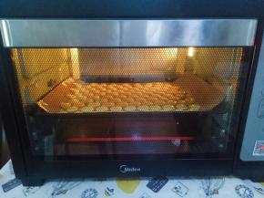 烤箱预热，160度烘烤15分钟