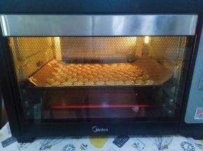 烤箱预热，160度烘烤15分钟