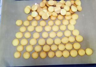 烤好的蛋黄饼干很香哦，等晾凉后用保鲜袋装起来