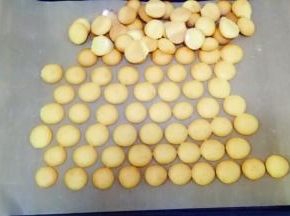 烤好的蛋黄饼干很香哦，等晾凉后用保鲜袋装起来