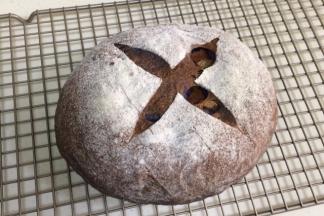 面包烤完出炉，放在网架上冷却。