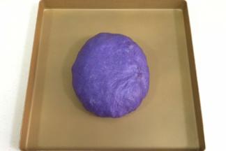 把整好形的面包放在不沾烤盘上，普通烤盘要垫张油纸。