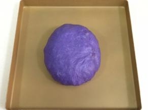 把整好形的面包放在不沾烤盘上，普通烤盘要垫张油纸。