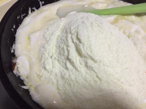 倒入奶粉，快速搅拌均匀