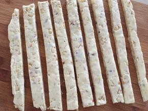 切成长条，再切成块就可以了