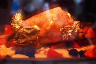 烤箱启动上下火热风循环，预热220度，55-60分钟