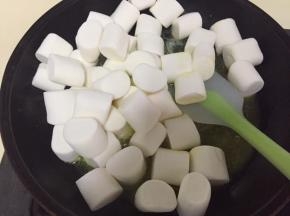 倒入棉花糖