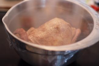 盖上保鲜膜放入冰箱冷藏一夜，偶尔翻一下面