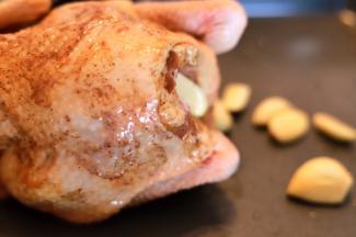 再塞入姜片、蒜头