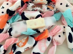 先包上一层糯米纸，再包牛轧糖包装