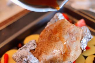 剩余的汁料淋在鸡身上