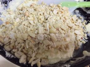 倒入花生碎，搅拌均匀