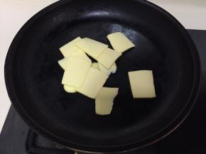 黄油放不粘锅，开小火