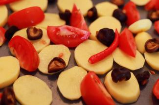 土豆、番茄切片切块，平铺在烤盘上