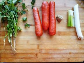 1.	准备好新鲜的食材，葱切成葱花，姜切末，