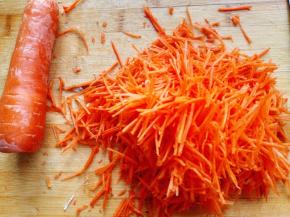 2.	胡萝卜先切丝，