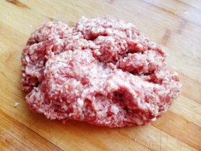 5.	羊肉剁碎备用，