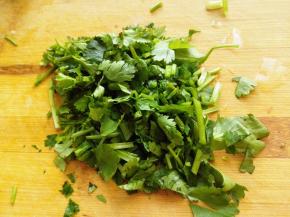 4.	香菜切碎备用，