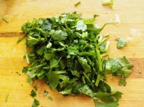 4.	香菜切碎备用，