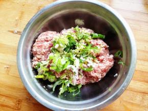 6.	羊肉加入葱花和姜末，拌匀，