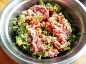 7.	加入适量酱油，拌匀，