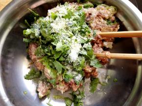 8.	放入香菜，盐，鸡精拌匀，