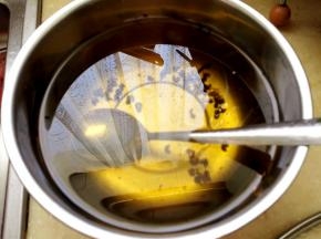 9.	放入适量油拌匀，这里我放的是之前用大料与花椒爆香的油，这样会更香哦，