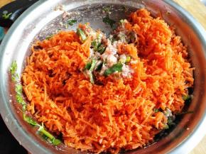 10.	分次拌入胡萝卜，如果喜欢吃肉的话，可以减少胡萝卜的用量，和好肉馅，