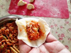 12.	面团先揉成长条，再取大小适当的面剂子，擀成圆盘状，