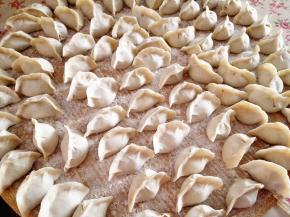 13.	包入适量的肉馅，包好后放在盖帘上，盖帘在撒面粉防粘，