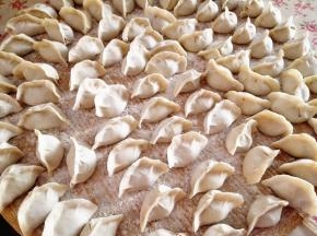 13.	包入适量的肉馅，包好后放在盖帘上，盖帘在撒面粉防粘，