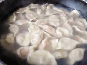 14.	锅里加入适量清水，水开后倒入饺子，煮开后再点两次水