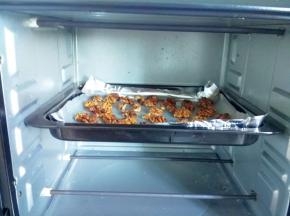 核桃仁洗干净沥干放入烤箱180度烤8-10分钟，切碎备用