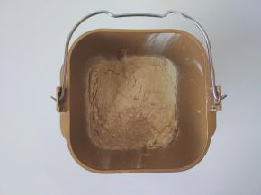 再倒入两种面粉，在液体上面