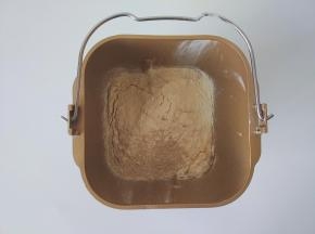 再倒入两种面粉，在液体上面