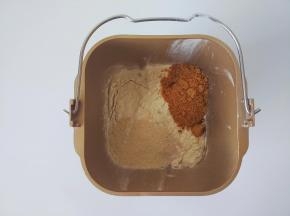 再把红糖和酵母一起放入，启动搅拌，揉止10分钟