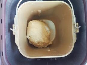 再倒入盐，揉止看不到盐颗粒为止，大概5-6分钟