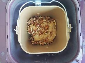 把核桃碎倒入，揉进面团了，混合均匀